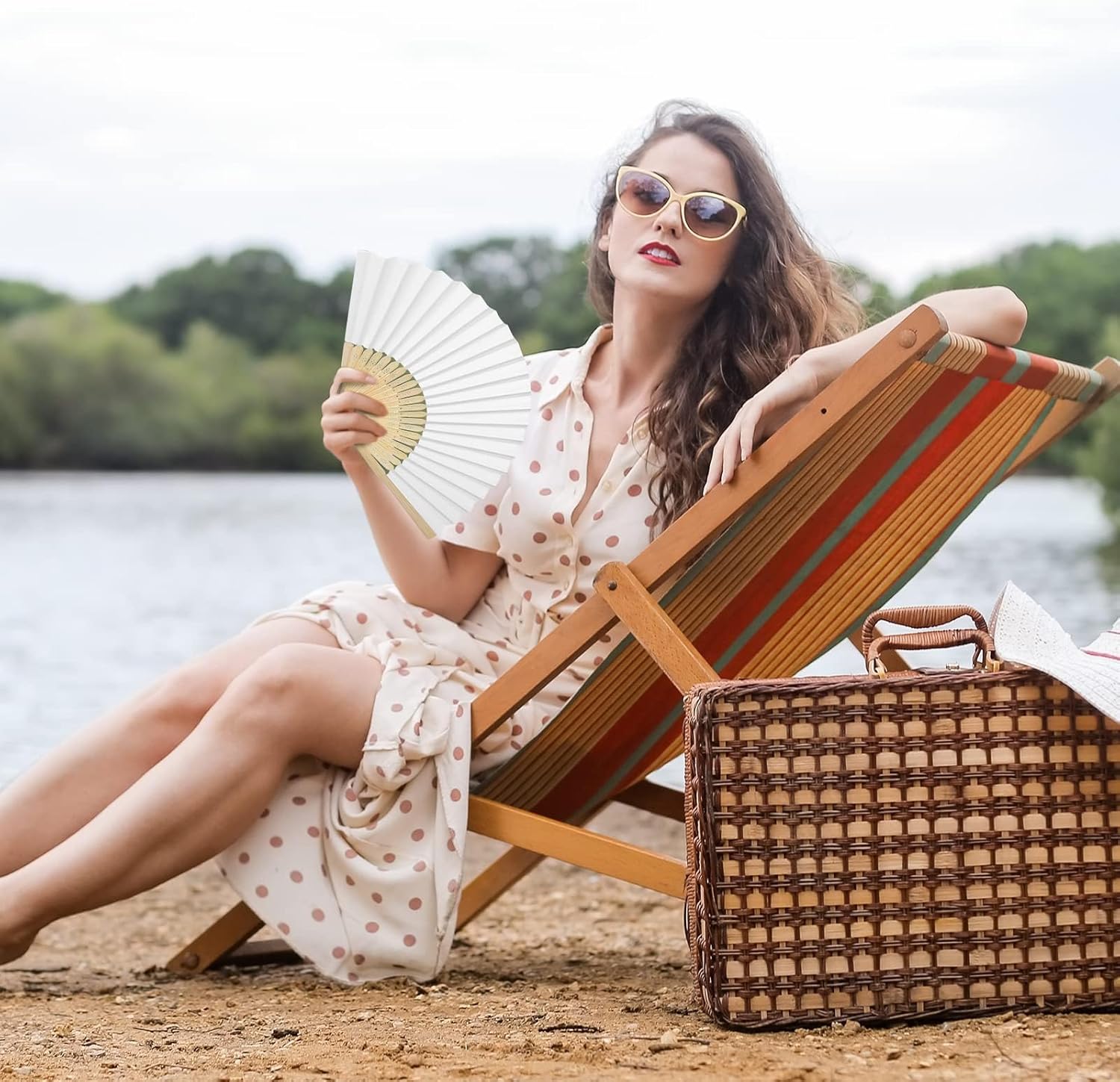 MCEAST 120 Pieces Wedding Handheld Paper Fans White Bamboo Folding Paper Fan with 120 Organza Bags Foldable Cool Wedding Favors Wedding Fans for Guests Party Favors DIY Decoration