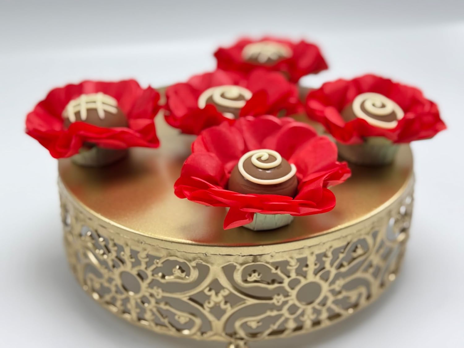 Handmade Paper Truffle Cups | Truffle Liners | Truffle Wrappers | Fominhas | Candy cups for chocolate | Forminhas de Brigadeiro | Candy liners - Pack of 20 - (Paper, Crimson Red)